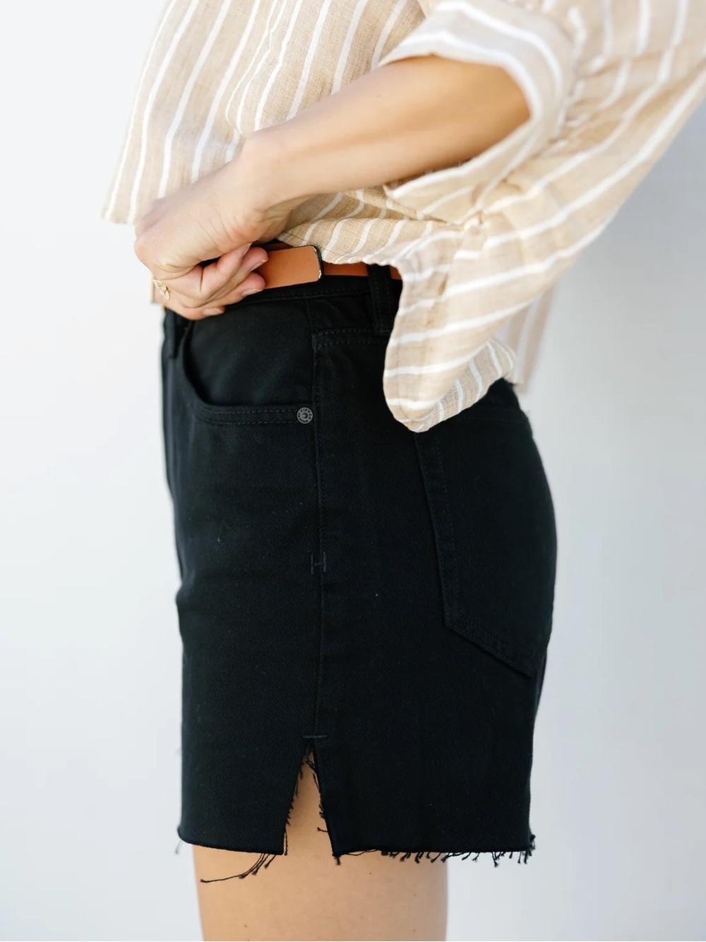 NWT Hidden Black Sophie Mom Shorts Frayed Hem 4” Inseam